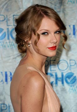 Celebrity Style Spotting: Taylor Swift Rocks People’s Choice with Gorgeous Gems