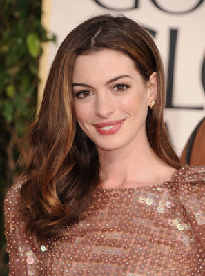 Anne Hathaway Gets Gorgeous at the Golden Globes with Chanel Beaute’: Celebrity Beauty Breakdown